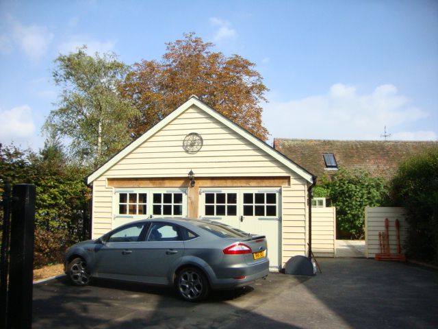 New garage and workshop in Moggerhanger