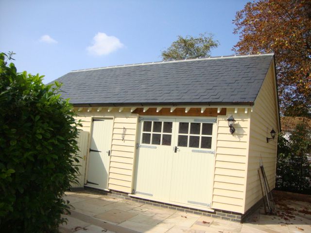 New garage and workshop in Moggerhanger